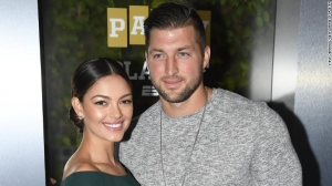 Tim Tebow proposes to former Miss Universe