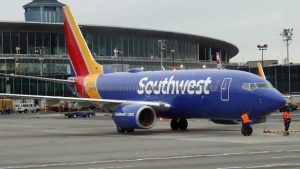 Southwest cancels hundreds of flights as it struggles to get its mechanical problems under control