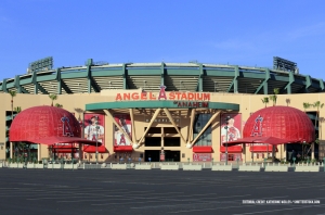 The city of Anaheim plans to sell the Angeles baseball stadium to team owner Arte Moreno for 325-million dollars.